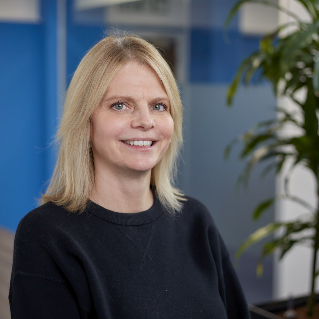 Kelly-Gomm-About-Headshot